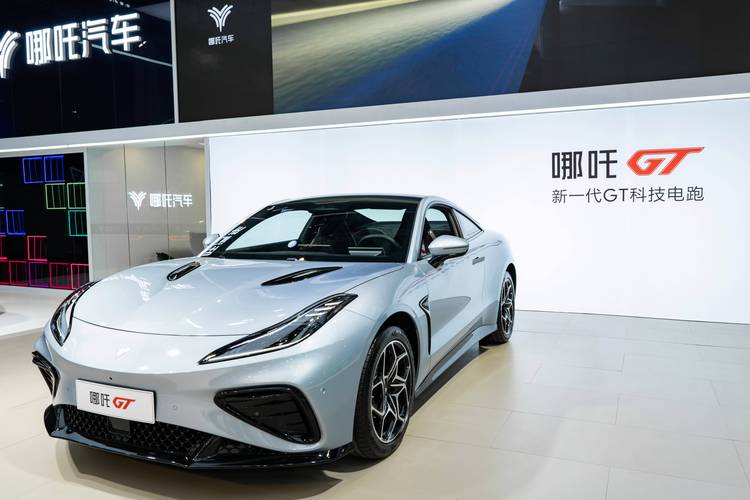 重庆238哪吒汽车在智能汽车领域的表现，领途汽车在新能源汽车市场中的影响力